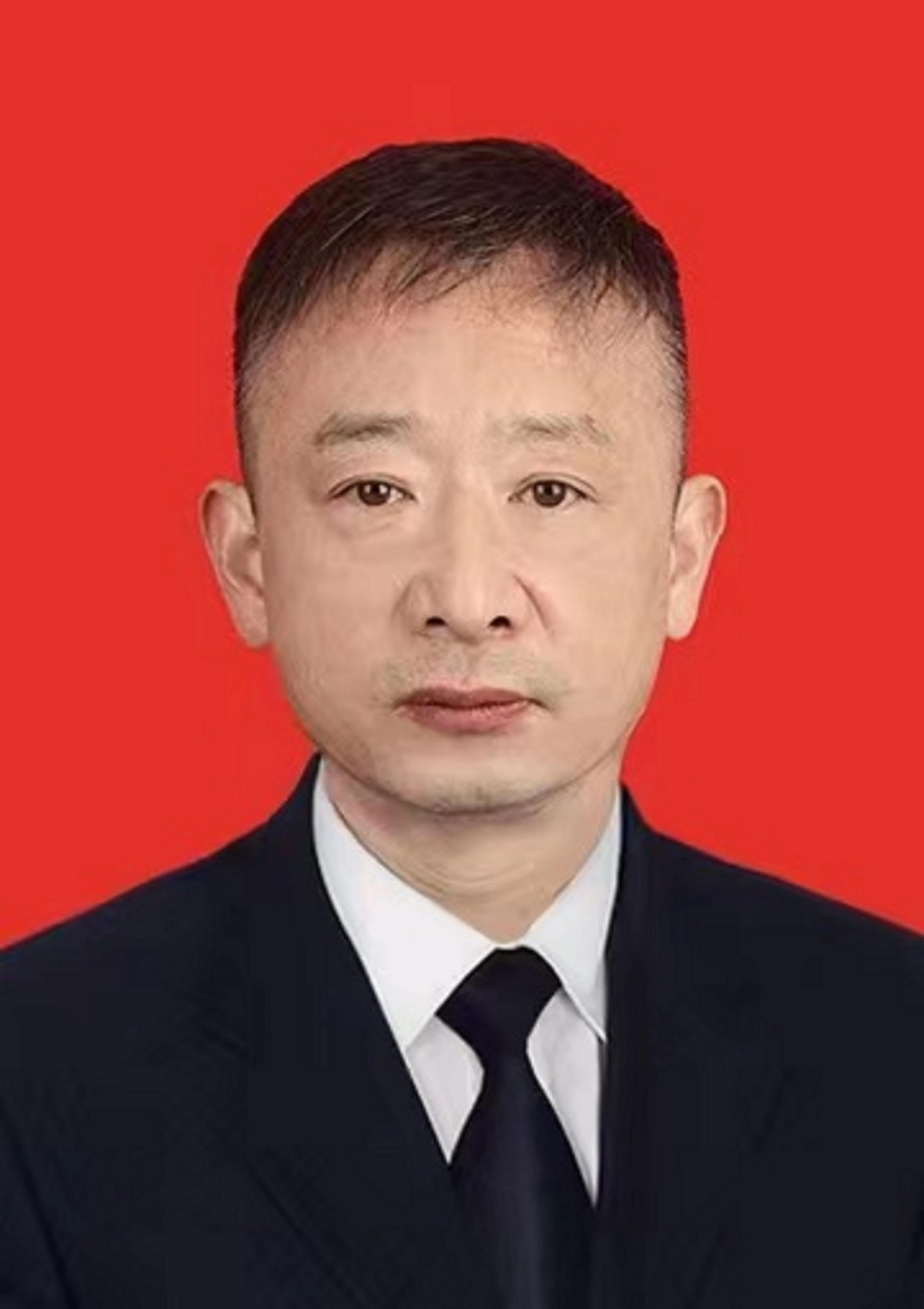 邱可昌-红底照.jpg