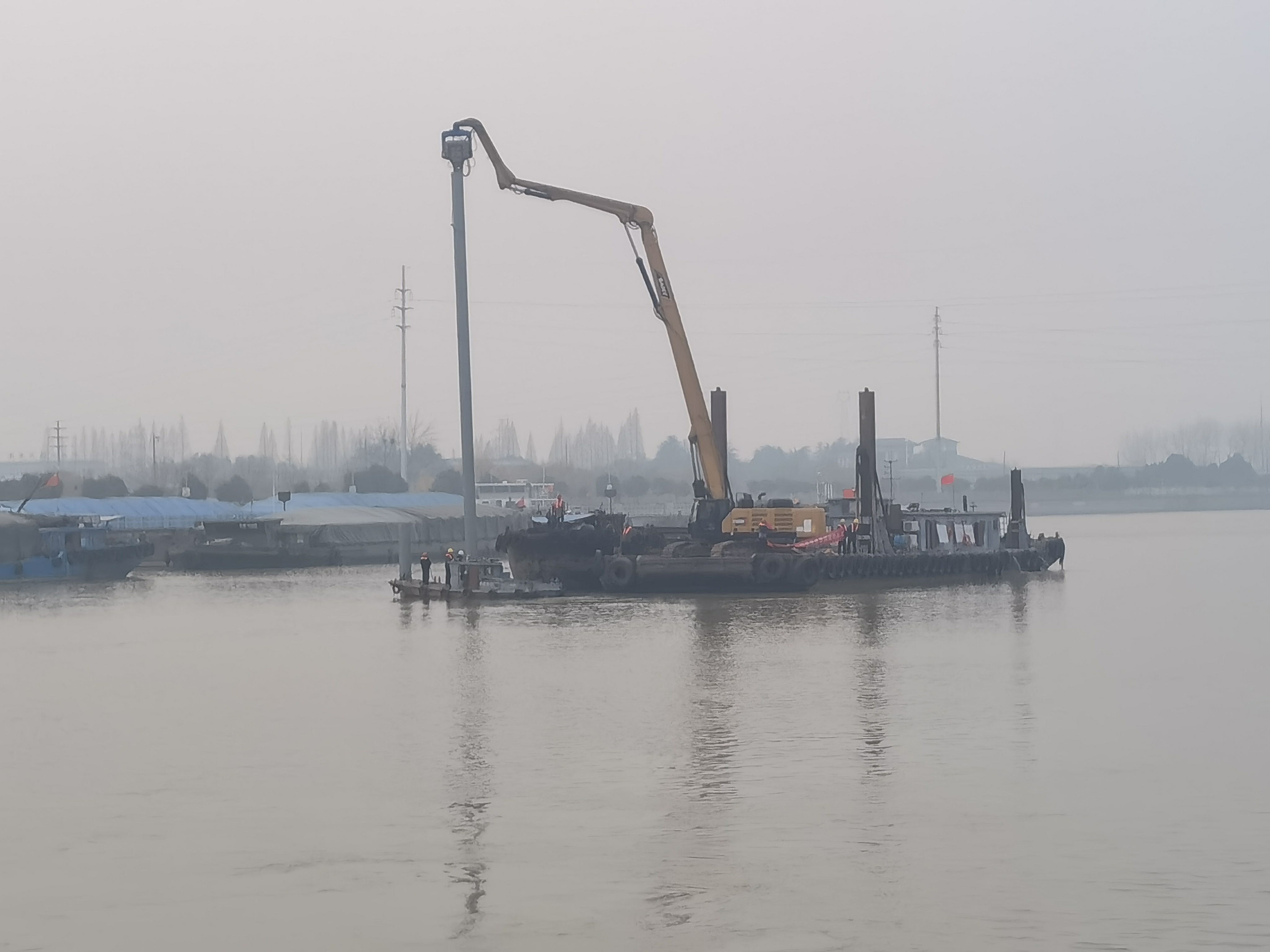 图片1 图为淮安四线船闸二线闸上游临时靠船墩首桩开始施工.jpg 图片1 图为淮安四线船闸二线闸上游临时靠船墩首桩开始施工.jpg