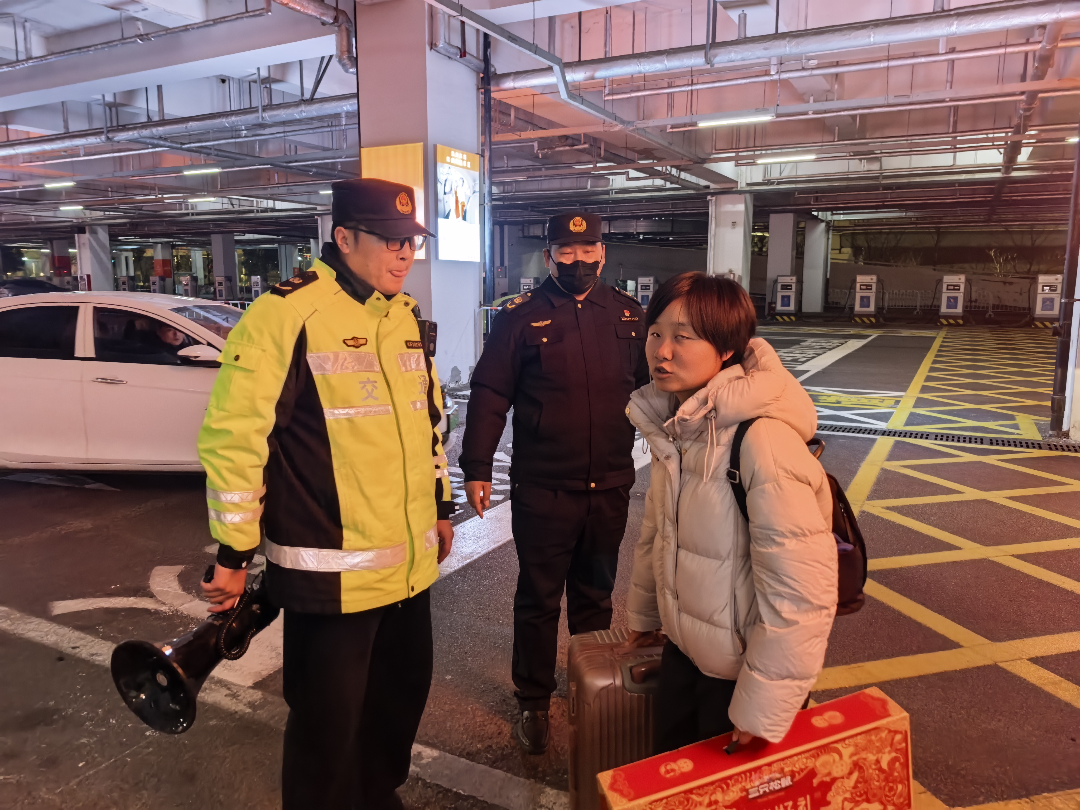 淮安交通执法支队志愿红温暖来淮返淮旅客