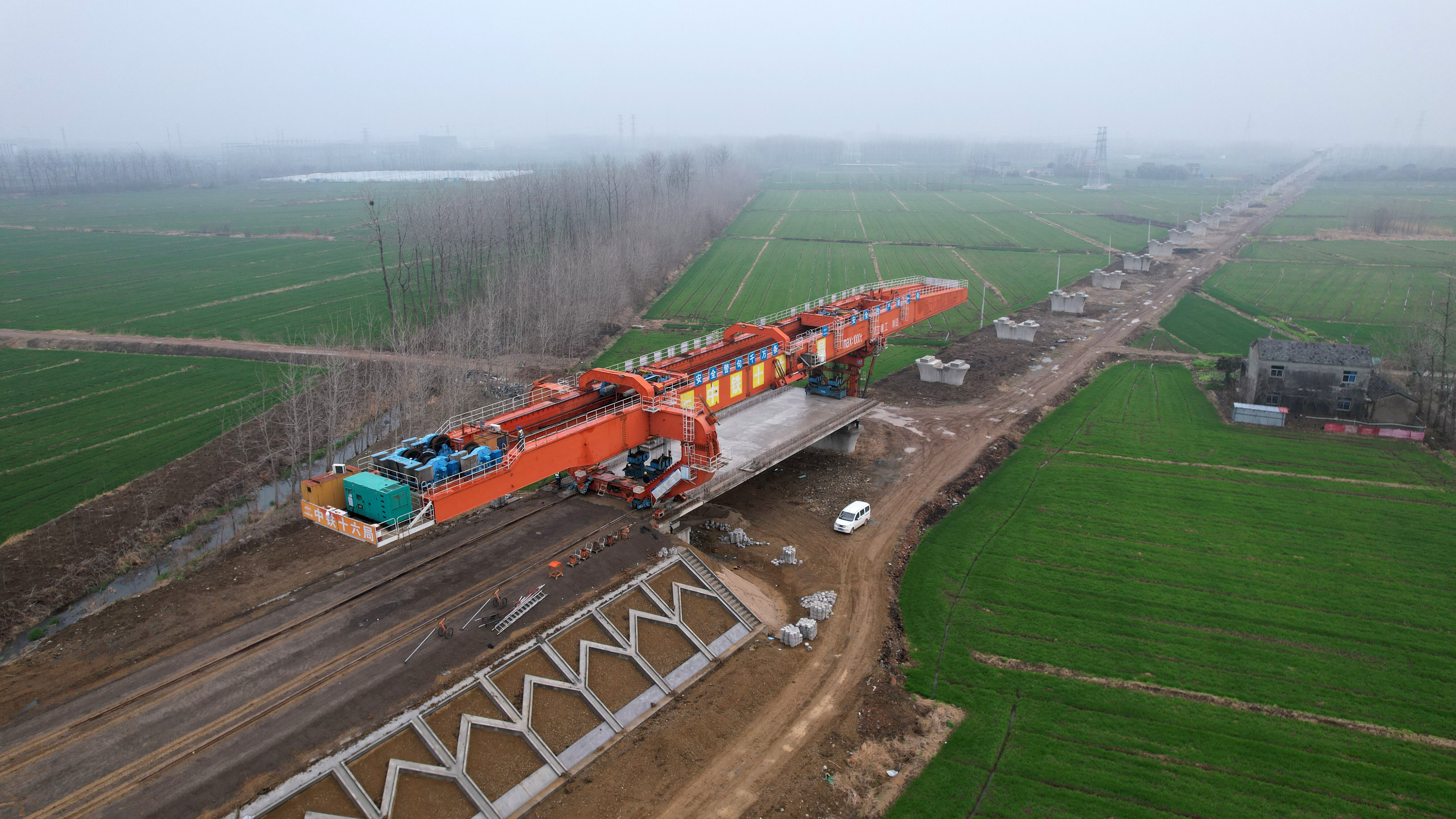 宁淮城际铁路站前2标金湖至天长双线特大桥首片箱梁成...