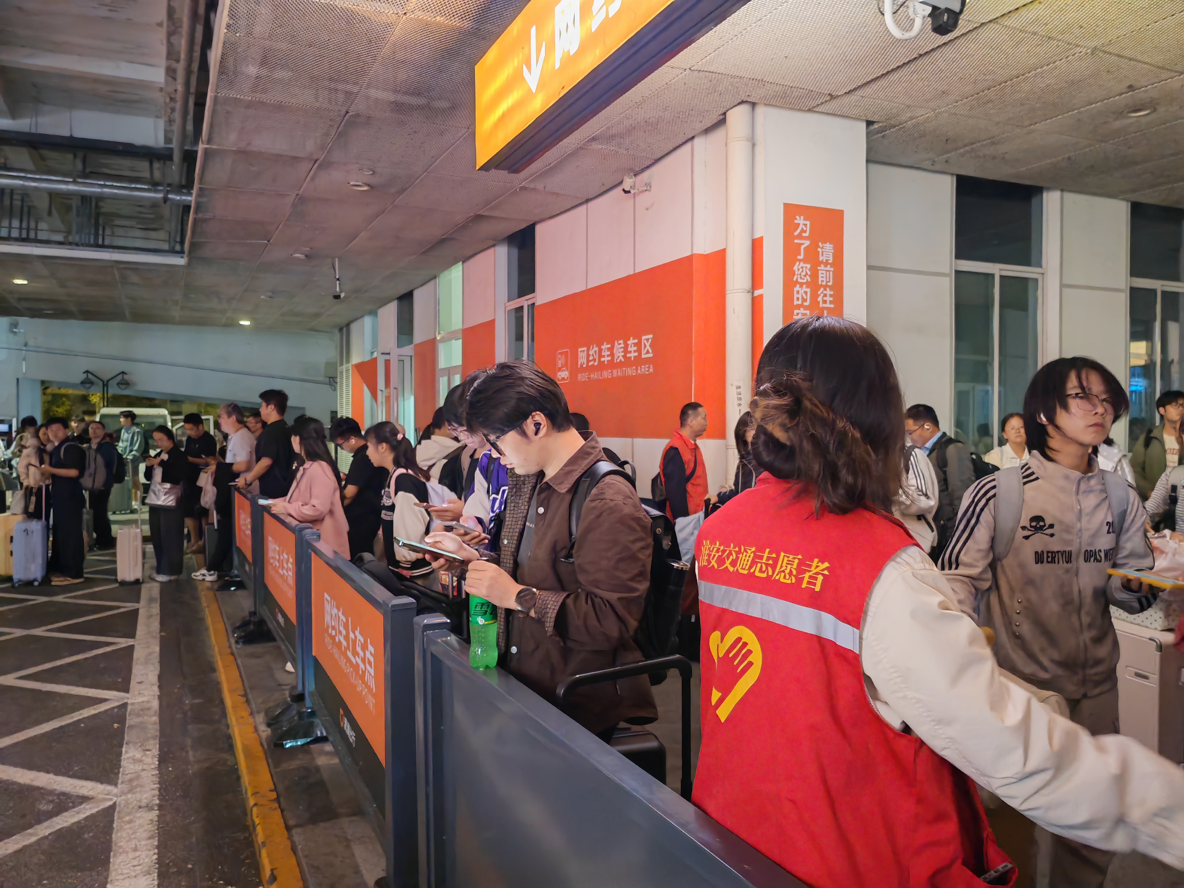 志愿服务涌现很多感人故事.jpg